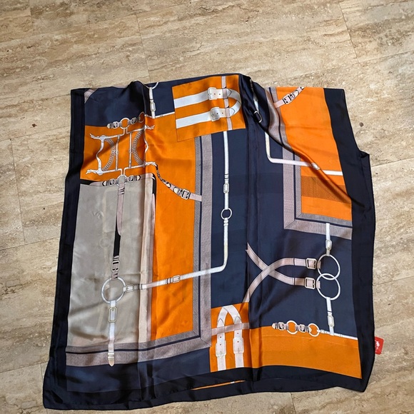 Scarf - Large unbranded silk feeling scarf/shawl - Picture 4 of 8